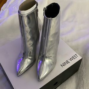 NINE WEST SILVER BOOTS - (SIZE 7W)